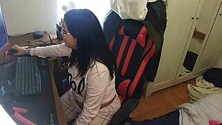 I’m So Thrilled Sucking the King of My Chat Room While Users Watch!