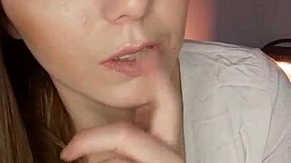 molhando peitinhos, tirando shortinho e gozando gostoso, exclusividade