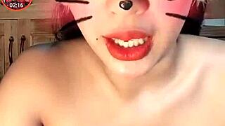 Khoe v�ng một qu� kh�u gợi cảm