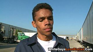 Amateurs give interracial blowjob in public outdoor jeans