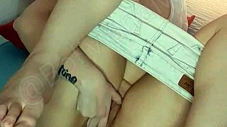 molhando peitinhos, tirando shortinho e gozando gostoso, exclusividade