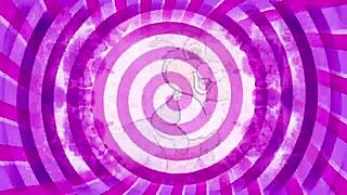 Sissy saa sotkuiset kasvot kiusoivassa lähikuvassa.