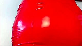 Jeg erter dig med forbudt berøring i sensuel latex-fantasy, kærtegner overalt 😍