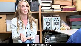 Genç sarışın dükkan hırsızı hırsızın sikinde çıplak zıplıyor