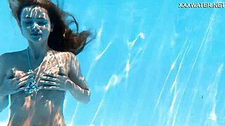 russian güzeli Ivi Rein su altında dar elbise içinde ateşli ve azgın olur