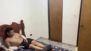 hijastro finge enfermedad para seducir a madrastra sexy en casa