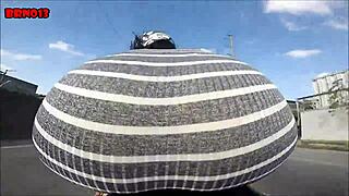 Morena Gostosa Andando De Moto Mostrando A Bunda