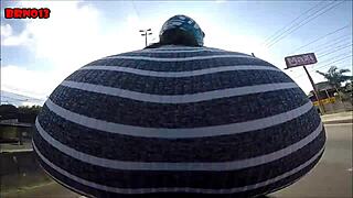 Morena Gostosa Andando De Moto Mostrando A Bunda