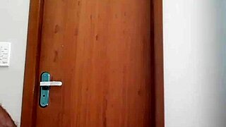 Batendo uma punheta - Damn, this prostitute knows how to get me off! 😜