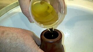 Hey, tengok enema merah dan air kencing di pantat dia.