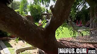 Jessa Rhodes gets deepthroat package at pool. 😍