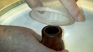 Hey, tengok enema merah dan air kencing di pantat dia.