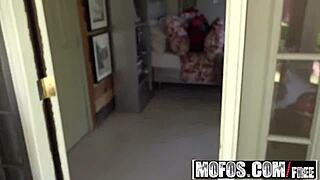 Jessa Rhodes gets deepthroat package at pool. 😍