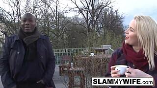 Blondyna szmata obsługuje masywnego czarnego kutasa w ciasnym tyłku