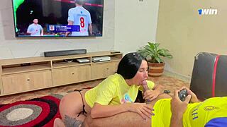 Follo con mi novio mientras juega videojuegos