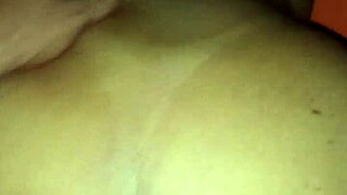 fiquei de quatro pra levar pica mas o pau do boy é muito pequeno quero uma rola maior pra me satisfazer agora