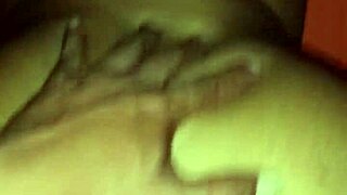 fiquei de quatro pra levar pica mas o pau do boy é muito pequeno quero uma rola maior pra me satisfazer agora