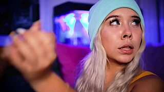 Watch this blonde babe give her boyfriend an amazing footjob?