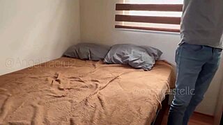 Oye, quieres ver cómo este joven estudiante entrega su culito por mejores notas?