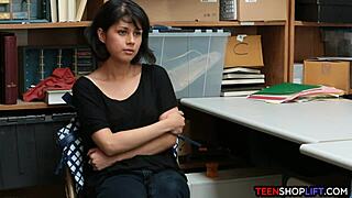 Ochranka šuká mladou 18+ zlodějku v kanceláři