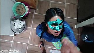 mamada ma�anera en la cocina despu�s de ducharme as� me recibe mi vecina