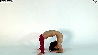 Anna Ocean's hot gymnast with small tits and athletic nude body!