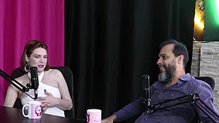 o fetiche estranho de bater na bunda e ballbusting com lingerie 👀