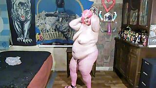 Pembe şerit dansı kıyafetler yırtılarak