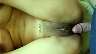 mira a mi esposa en casa comiéndose mi polla grande con movimientos calientes