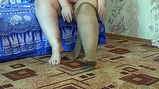 hey, wanna see my thick legs in nylon pantyhose while i rub my hairy pussy?