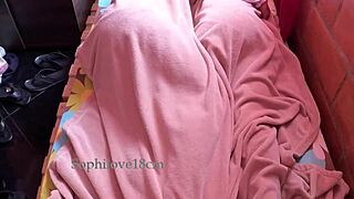 Entro al cuarto de mi hermanastra nalgona y mete mi polla en su coño mojado