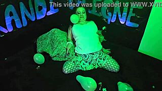 Cute milf Kandi Laigne pops balloons in fetish play