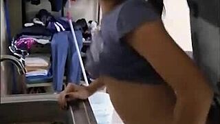 Una Buena Mujer Sirve A Su Hombre Sexo Mientras Lavo La Vajilla