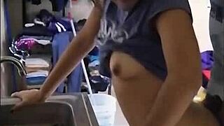 Una Buena Mujer Sirve A Su Hombre Sexo Mientras Lavo La Vajilla