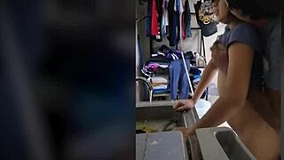 Una Buena Mujer Sirve A Su Hombre Sexo Mientras Lavo La Vajilla