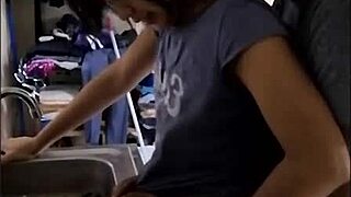 Una Buena Mujer Sirve A Su Hombre Sexo Mientras Lavo La Vajilla