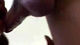 Amatör 30-årig svart milf dominerar vit kuk i het video