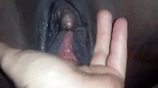 joven negra 18+ coño abierto con dedos