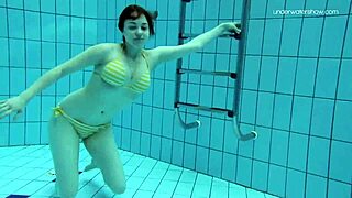 Lada poleshuk shows big tits underwater in the bathroom with short hair 😍