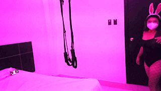 होटल रूम तैयार, दोस्त का इंतजार कर रहा हूं जो आएगा और जोर से चोड़ेगा टुनाइट! 😏