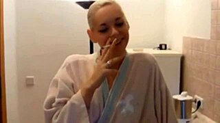 Szőke európai ad borotvált szopást kemény jelenetben