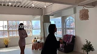 Leehee Express model G Su Lebe-020b - what's her secret?