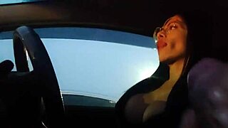 CASADA DIRIGINDO NÃO RESISTIU E BATEU UMA PUNHETA PARA O AMIGO!!