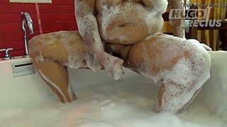 Gordita Pasa Casting En El Jacuzzi - Consolador Erecto