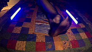 Balık ağı çoraplı mükemmel ayak tabanları sızıyor mu görüyorsun? Çoraplı ayak fetişi!