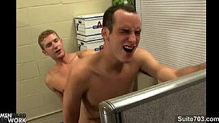 Syndig bög suger kuk på kontoret