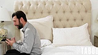 Doggystyle hardcore con la morena tetona Haley Reed.