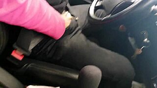 me follo a mi chofer de uber en el carro y nos pillan.