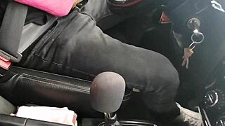 me follo a mi chofer de uber en el carro y nos pillan.