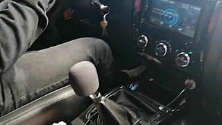 me follo a mi chofer de uber en el carro y nos pillan.